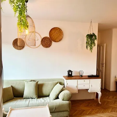 2 Bedroom Ντέμπρετσεν